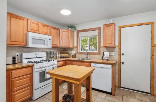 Big Bear Cabin | Fireplace, Fire pit, BBQ, 3bd, 2bath, near Oktoberfest