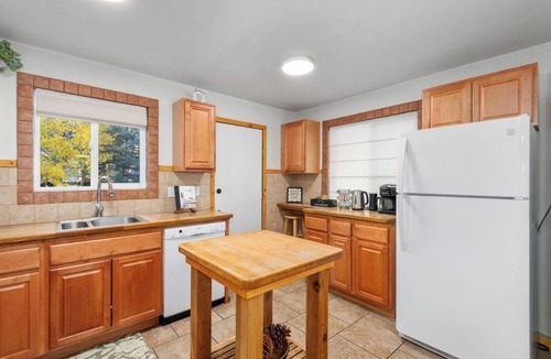 Big Bear Cabin | Fireplace, Fire pit, BBQ, 3bd, 2bath, near Oktoberfest