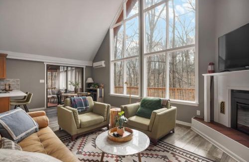 The Woods House | Fireplace, Fire Pit, Deck, WiFi & Pool Access