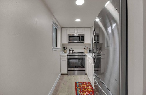 Sunriver Apartment | Fireplace, kitchen, queen bed, great location