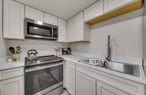 Sunriver Apartment | Fireplace, kitchen, queen bed, great location