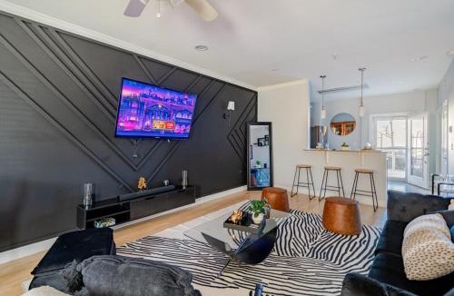Midtown Apartment | Fireside Double Kings Midtown Luxe Suite