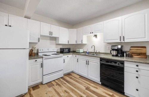 Custer Villa | Fireside Grove | Downtown Stay w/Hot Tub
