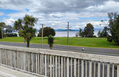 Hamurana House | Fireside Lakefront Lookout - Hamurana
