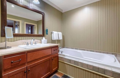The Blue Mountains Hotel | Fireside Mountain Escape w/Seasonal Pool, BBQ Area, Hot Tubs & Outdoor Fun