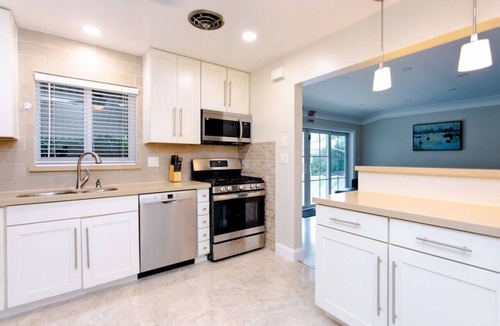 Downtown Hollywood Villa | First-Class Villa in Hollywood Lakes Heated Pool