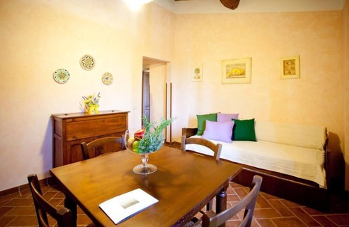 Terricciola Apartment | First floor apartment with 1 double bedroom