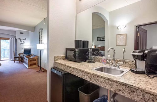 Wisconsin Dells Apartment | First Floor Room - Pet Friendly!