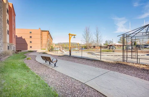 Wisconsin Dells Apartment | First Floor Room - Pet Friendly!