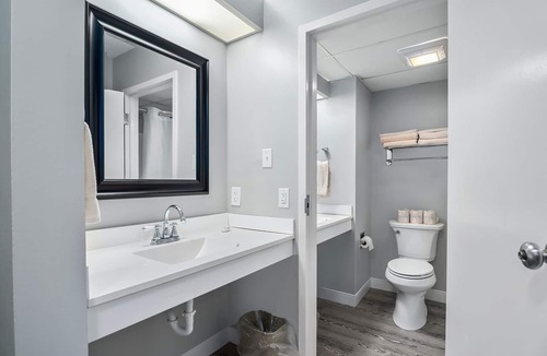 North East Hotel | First Floor Standard Suite Bay View