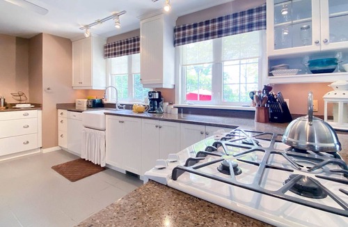 Bluewater Cottage | First on Elmslie Oasis, Lakefront