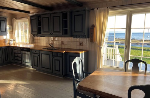 Tonsberg Villa | First-Row Beachfront Villa with Stunning Views - Sleeps 15 people