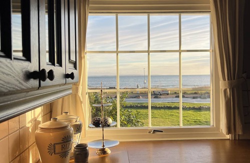 Tonsberg Villa | First-Row Beachfront Villa with Stunning Views - Sleeps 15 people