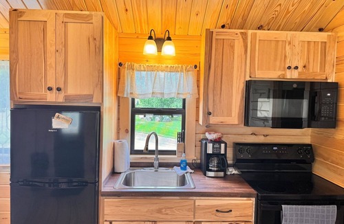 Ely Cabin | Fishdance Cabin, a Charming 2-bedroom cabin with AC, WiFi in brilliant Ely