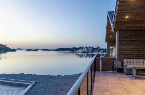Selbjorn House | Fisherman's Cottage With Sea Views At Kalvaneset