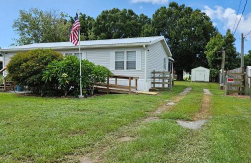 Taylor Creek House | Fisherman's Hideaway! Home on canal in Okeechobee!