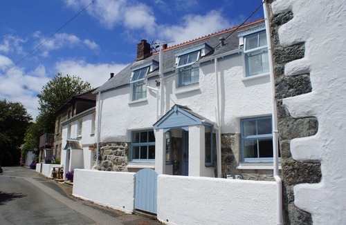 Helford Passage Cottage | Fisherman’s cottage 100 yards from the sea with log burner and own parking