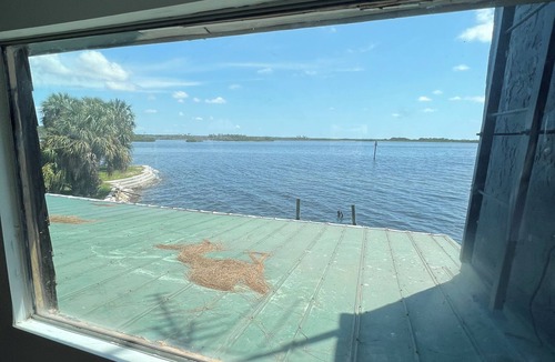Spring Hill House | Fisherman’s Paradise With Dock, Amazing Views with Dolphins and Manatees!
