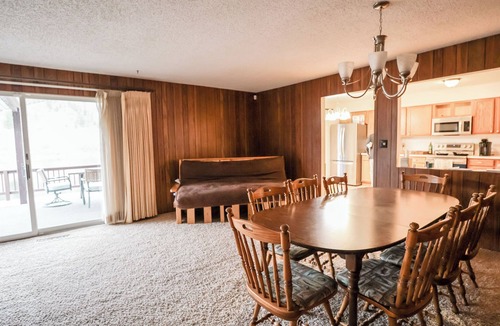 Cascade House | Fishing Eddys- Main House w/Guest House on Missouri River