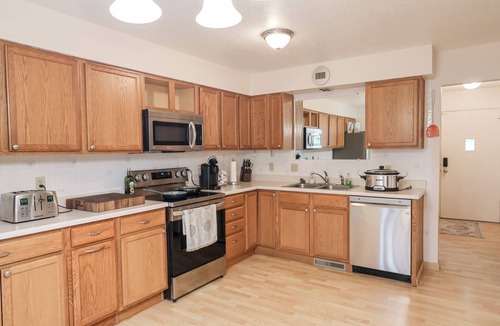 Cascade House | Fishing Eddys- Main House w/Guest House on Missouri River