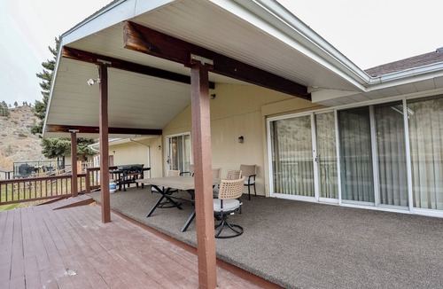 Cascade House | Fishing Eddys- Main House w/Guest House on Missouri River