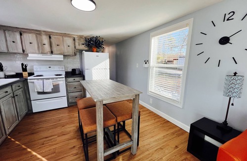 Prosperity House | Fishing Paradise. Super relaxing 2-bedroom Lakefront with AMAZING Screened porch