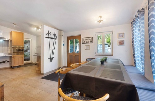 Neuerburg House | Fitter Accommodation 'Alte Münze' with 3 Bedrooms, 3 Bathrooms and Parking Spaces