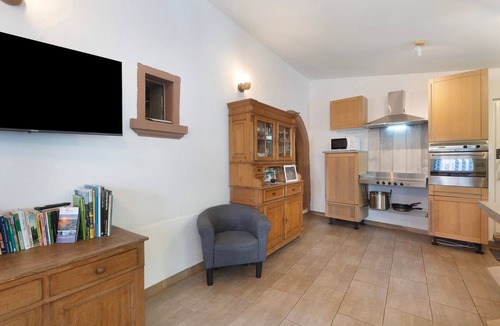 Neuerburg House | Fitter Accommodation 'Alte Münze' with 3 Bedrooms, 3 Bathrooms and Parking Spaces