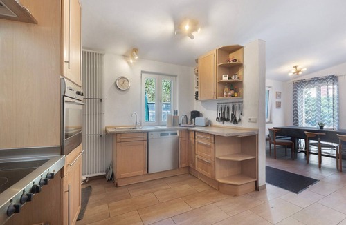 Neuerburg House | Fitter Accommodation 'Alte Münze' with 3 Bedrooms, 3 Bathrooms and Parking Spaces