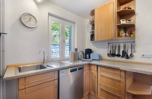 Neuerburg House | Fitter Accommodation 'Alte Münze' with 3 Bedrooms, 3 Bathrooms and Parking Spaces