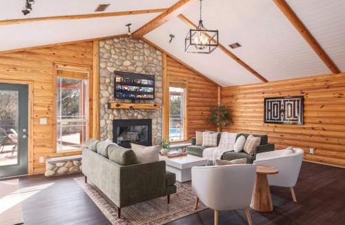 Dripping Springs House | Fitzhugh Lodge Pool, Pickleball, Poker- Sleeps 16