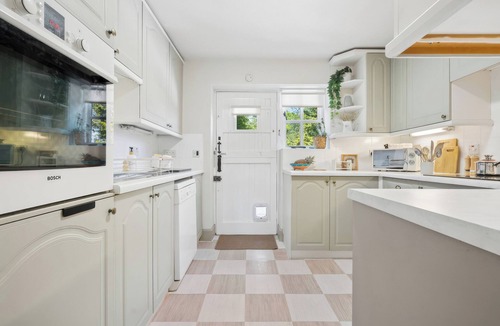 Rickmansworth Cottage | FIVE ACRES COTTAGE, pet friendly, with hot tub in Croxley Green