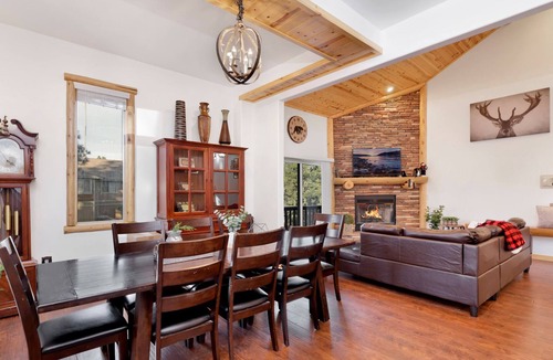 Big Bear Ski Chalet | Five Bears Cabin by Big Bear Vacations | Hot Tub | Games | Walk To Snow Play