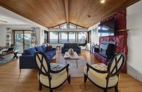 Lower Sumas Mountain House | Five Bedroom Oasis with View of Abbottsford Valley