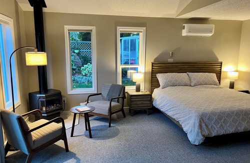 Regional District of Nanaimo Bed & Breakfast | Five Gables: Private Saltwater Hot Tub Retreat, Fireplace, Walk to Beach