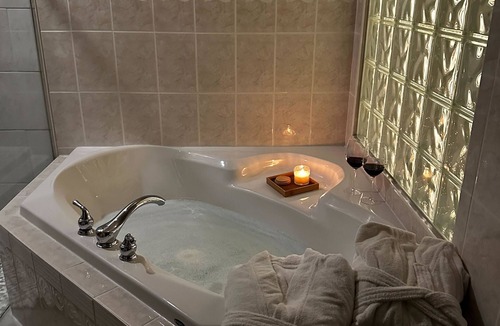 Regional District of Nanaimo Bed & Breakfast | Five Gables: Private Saltwater Hot Tub Retreat, Fireplace, Walk to Beach