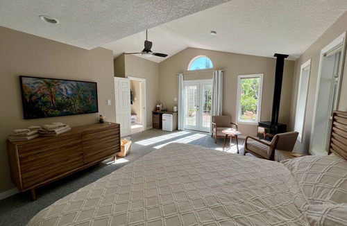 Regional District of Nanaimo Bed & Breakfast | Five Gables: Private Saltwater Hot Tub Retreat, Fireplace, Walk to Beach