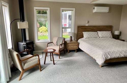 Regional District of Nanaimo Bed & Breakfast | Five Gables: Private Saltwater Hot Tub Retreat, Fireplace, Walk to Beach