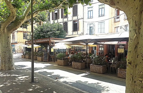 Prades House | Five mins walk to center square, pool, bbq, Wifi