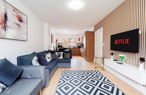 Sherborne St. John House | Five Minute Walk To Basingstoke Hospital Contractors Welcome 5-Bedroom Townhouse Great Location