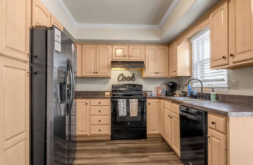 Lexington House | Five Star Kentucky Charm - 4BR Gem w/Spiral Staircase & Modern Comfort