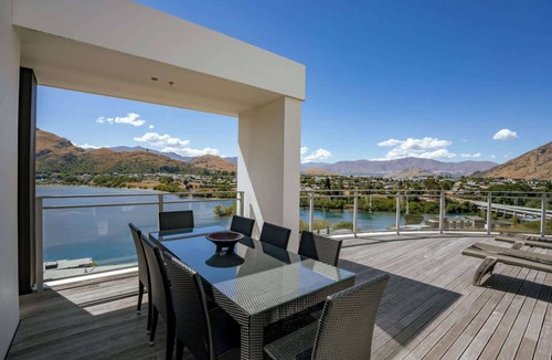 Kelvin Heights Apartment | Five Star Luxury Kawarau Penthouse!