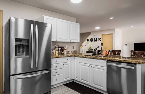 Renton House | Five Star Spacious 5-bedroom house in beautiful Renton with WiFi, AC