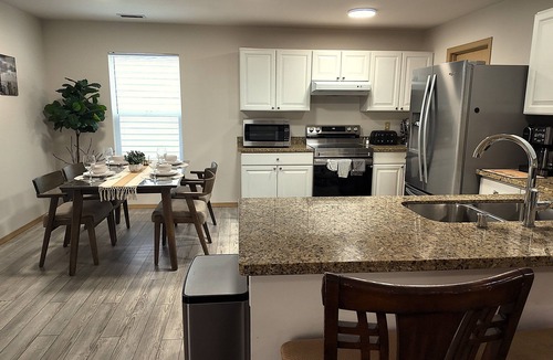 Renton House | Five Star Spacious 5-bedroom house in beautiful Renton with WiFi, AC