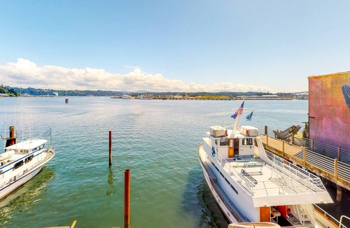 Historic Bayfront Apartment | Five studios in a bayfront lodge w/ gas fireplaces & jetted tubs - near beach!