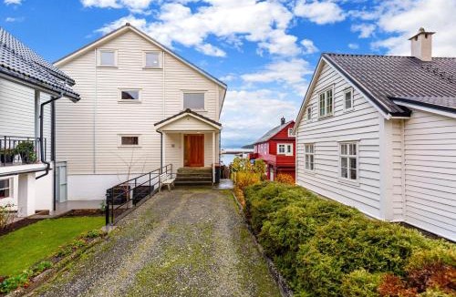 Tysnes Apartment | Fjordside Escape - Spacious apartment with amazing views