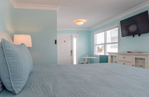 Mid Island Hotel | Flamingo Inn - Standard King - 103