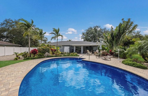West Bradenton House | Flamingo Royale — Beach Luxury Resort