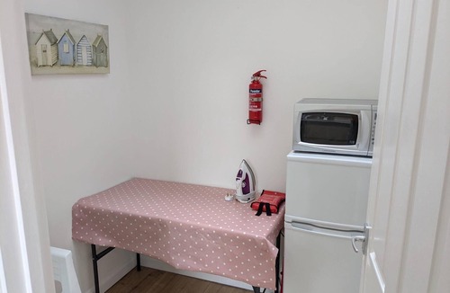 Wooburn Moor Apartment | Flat Beaconsfield Bucks UK w/patio & free parking sleeps 4