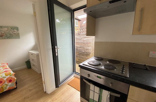 Wooburn Moor Apartment | Flat Beaconsfield Bucks UK w/patio & free parking sleeps 4